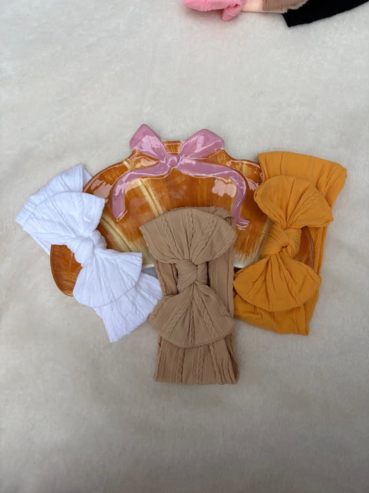 Beau’s small bow headband in beige