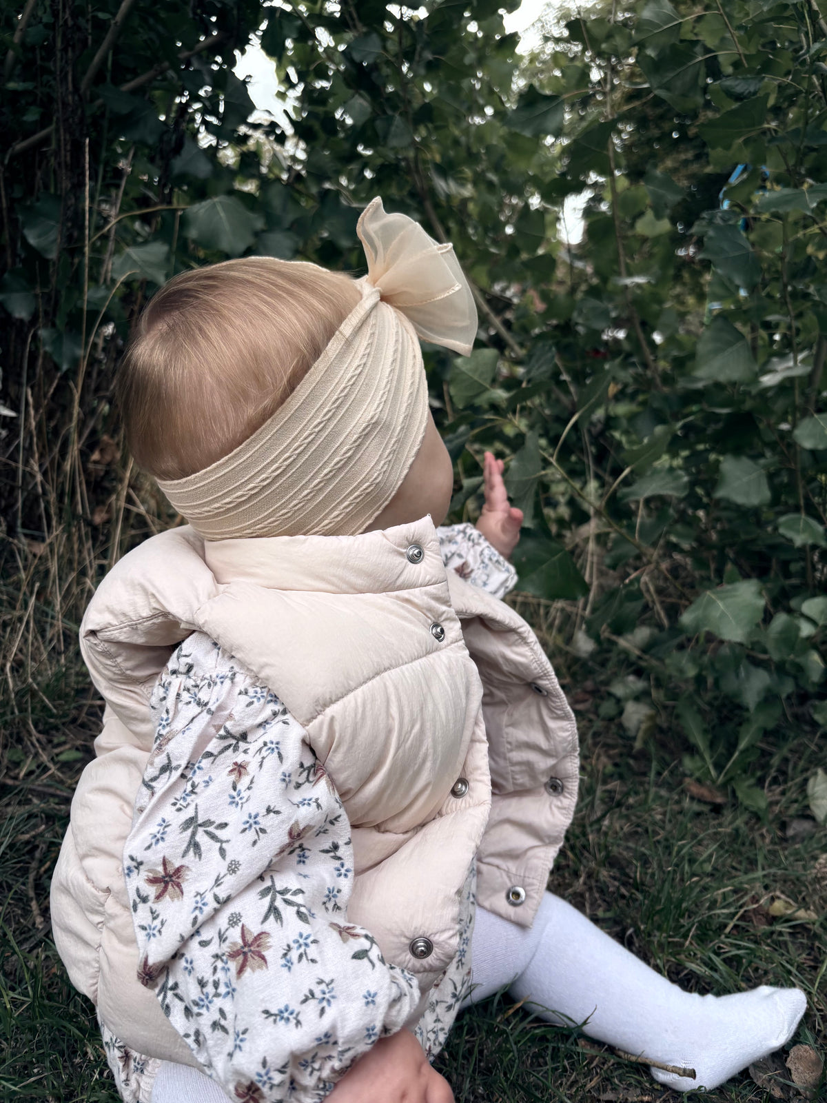 Organza Beau’s bow headband in ivory.