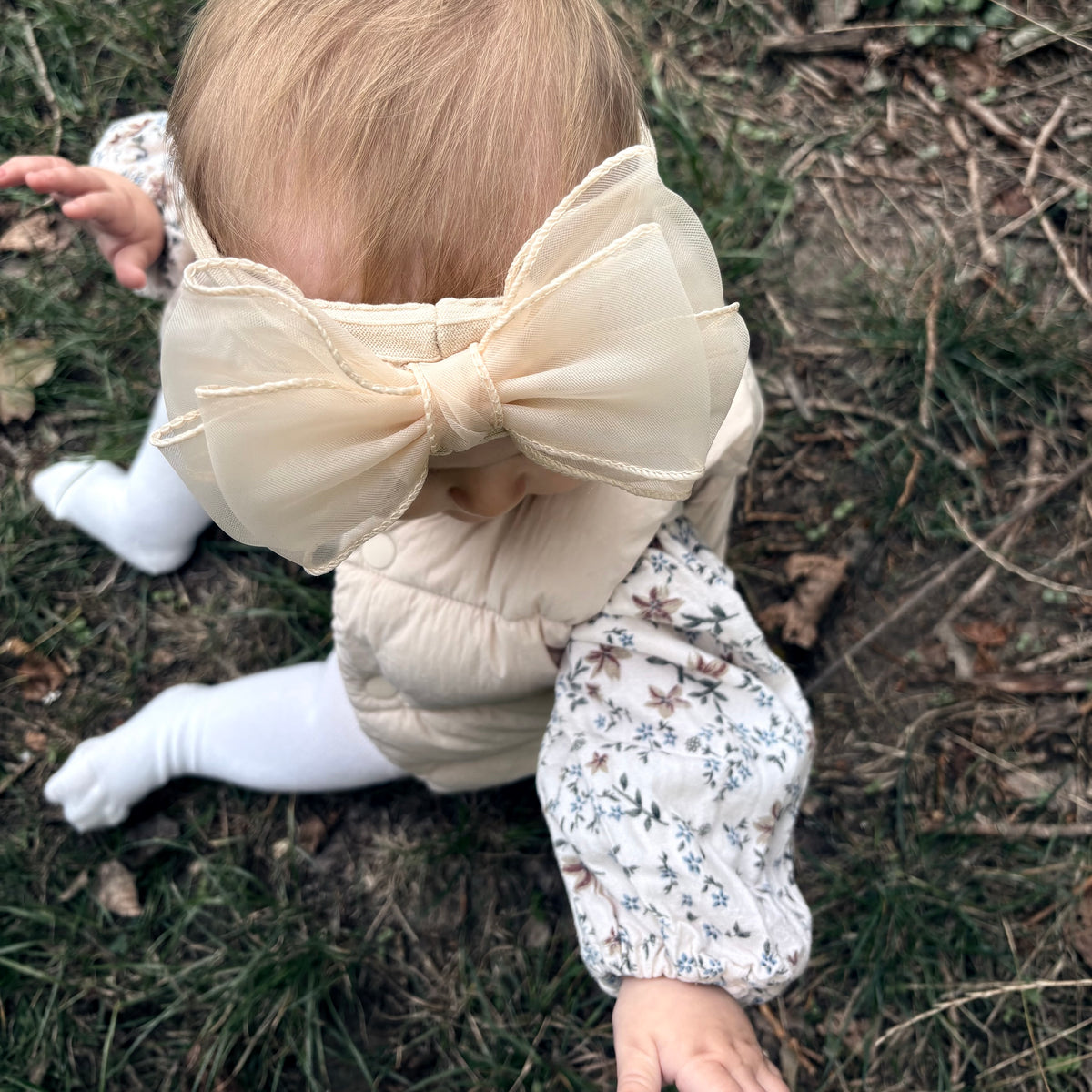 Organza Beau’s bow headband in ivory.