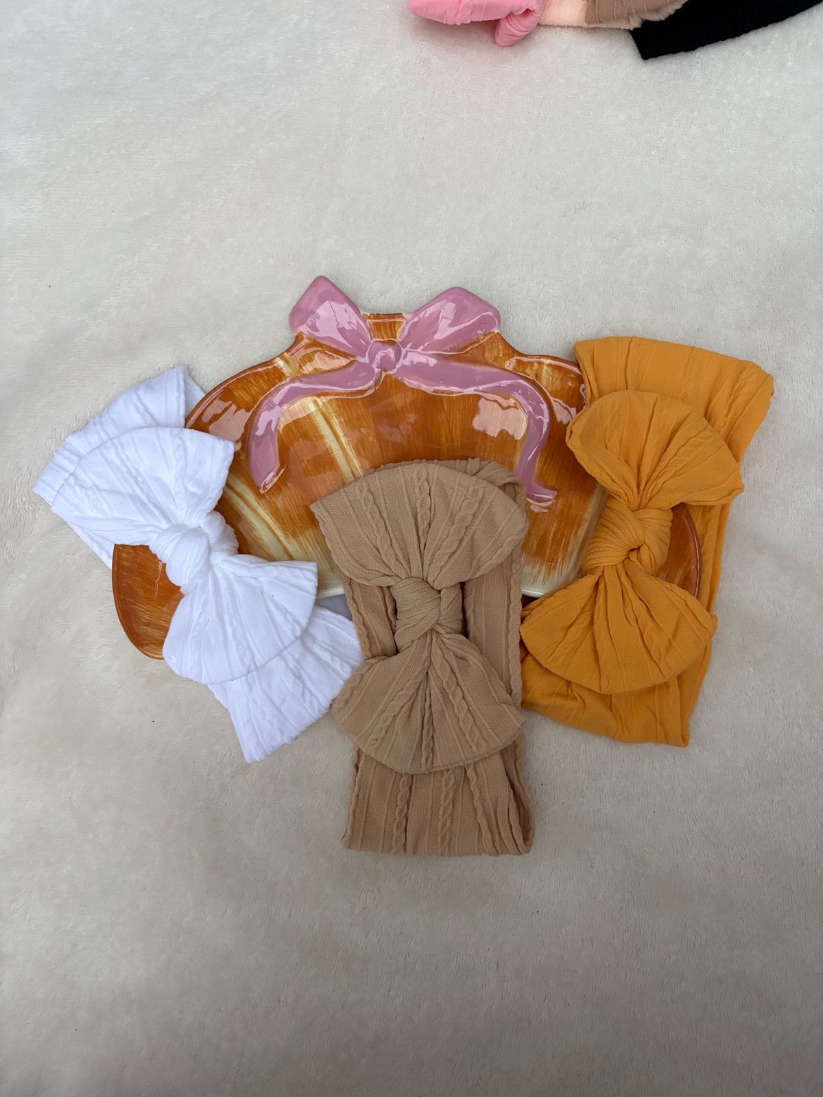 Beau’s small bow headband in beige
