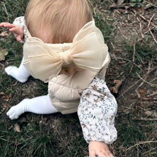 Organza Beau’s bow headband in ivory.